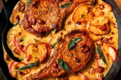 Pork Chops with Apples and Bacon 🍎🥓